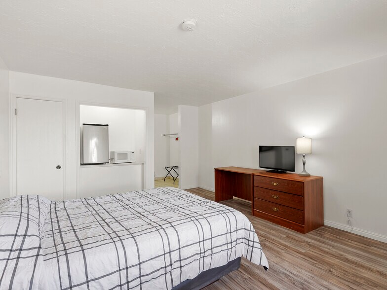 More Photos Of 307 S Main St, Huntington Hotel For Sale