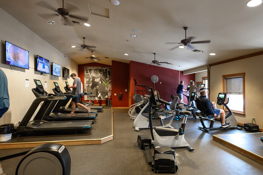 More Photos Of 1001 E Desperado Trl, Sisters Health Club For Sale