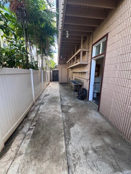 More Photos Of 1640 S King St, Honolulu Office Residential For Sale