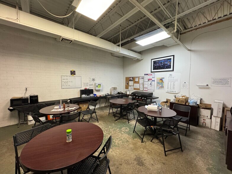 More Photos Of 2300 Michigan St, Hammond Warehouse For Lease