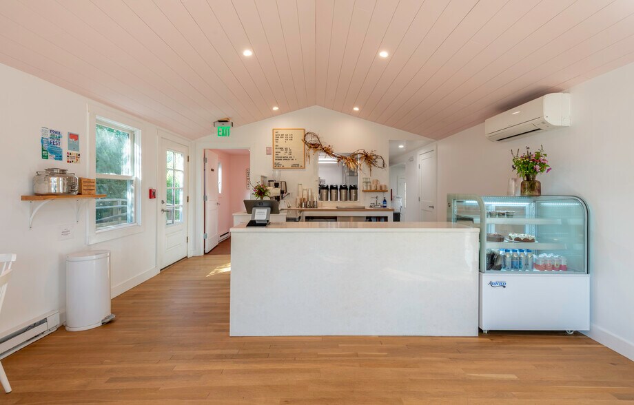 More Photos Of 162 Main St, Essex General Retail For Sale