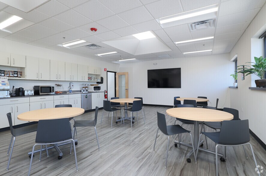 More Photos Of 34 Commerce Way, Woburn Research And Development For Lease