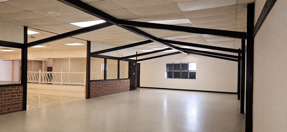 More Photos Of 302 W Colonial Trail Hwy, Blackstone Freestanding For Lease