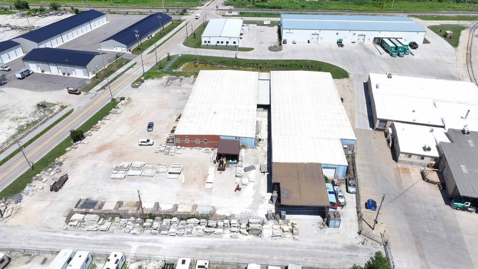 More Photos Of 205 35th St, Bettendorf Warehouse For Lease