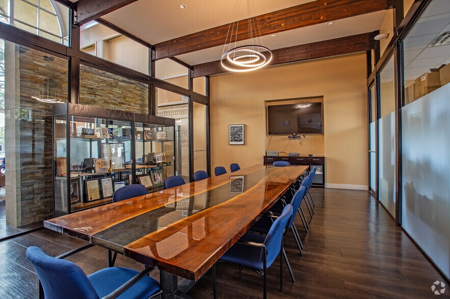 More Photos Of 912 Bastrop Hwy, Austin Office For Lease