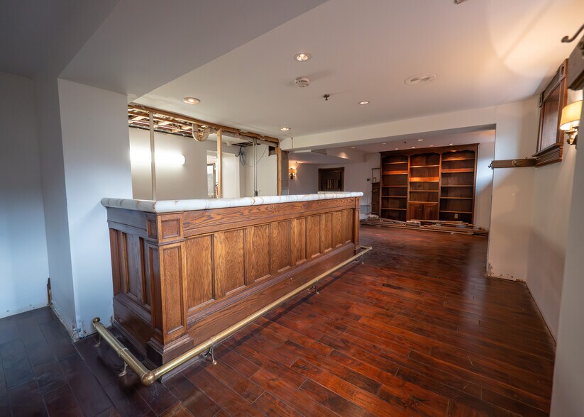 More Photos Of 649 High St, Worthington Storefront Retail Office For Sale