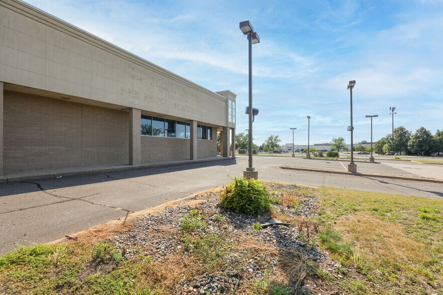 More Photos Of 600 County Road 10 NE, Blaine Drugstore For Lease