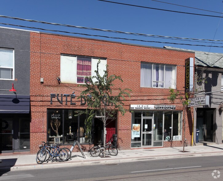 828-830 Dundas St W  