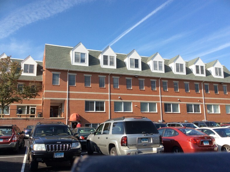 More Photos Of 3180 Main St, Bridgeport Medical For Lease