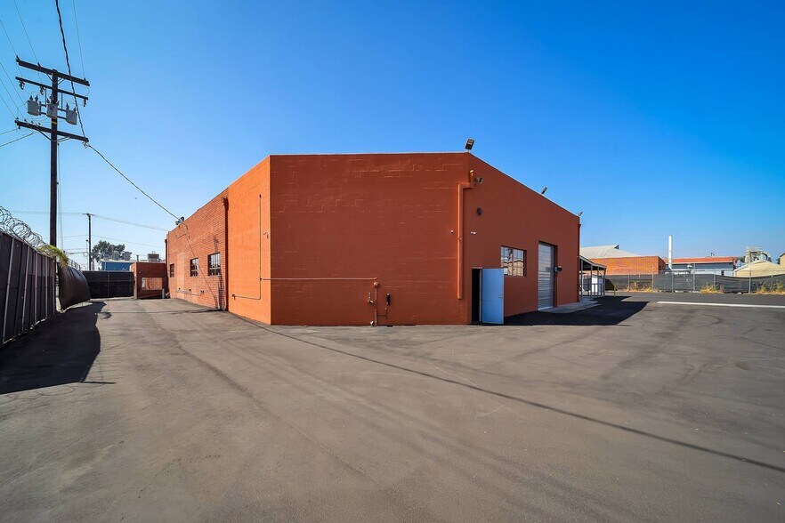 More Photos Of 14208 Towne Ave, Los Angeles Showroom For Lease