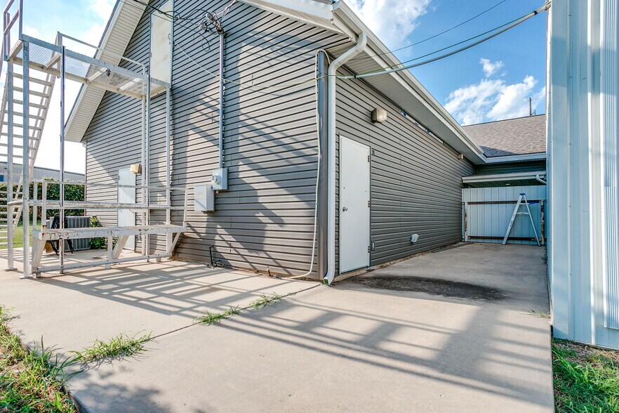 More Photos Of 3212 E Walnut St, Tecumseh Flex For Sale