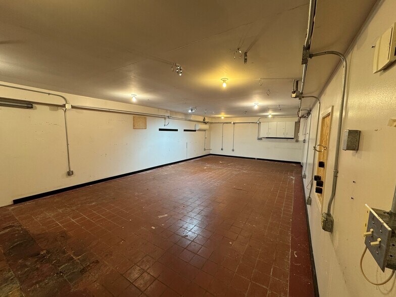 More Photos Of 2941 Moose Trl, Elkhart Manufacturing For Sale