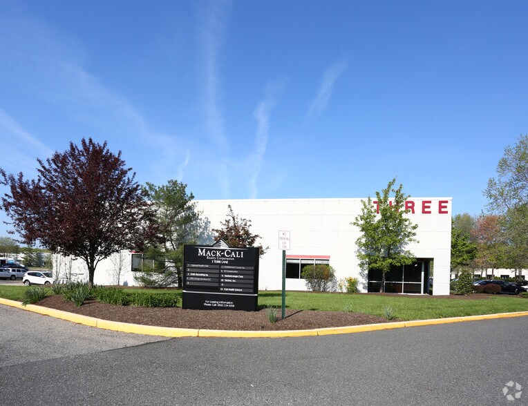 More Photos Of 3 Terri Ln, Burlington Flex For Sale