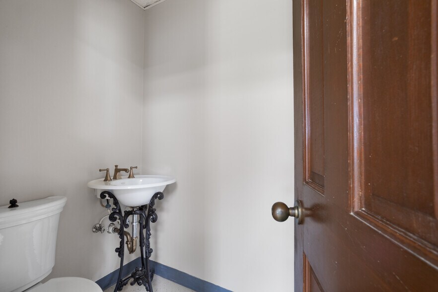 More Photos Of 282 Lameuse St, Biloxi Office For Sale