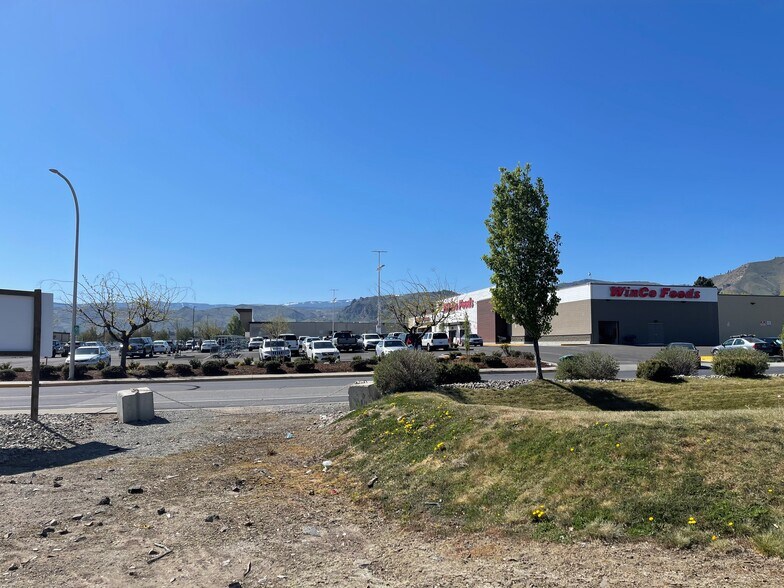 More Photos Of 1030 Maple St, Wenatchee Storefront Retail Office For Lease