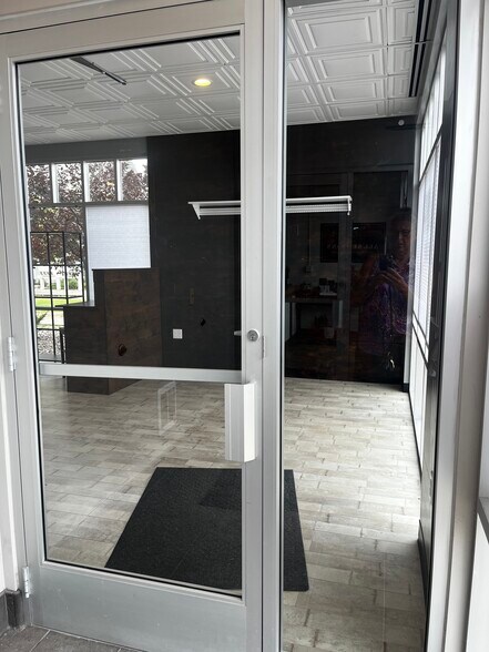 More Photos Of 5401-5439 Shoreline Dr, Mound Unknown For Lease
