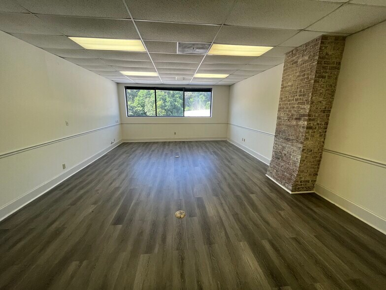 More Photos Of 929 Chick Springs Rd, Taylors Light Manufacturing For Lease