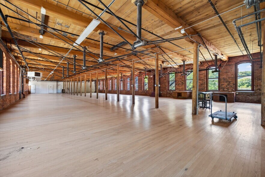 More Photos Of 420 Park St, Housatonic Flex For Sale