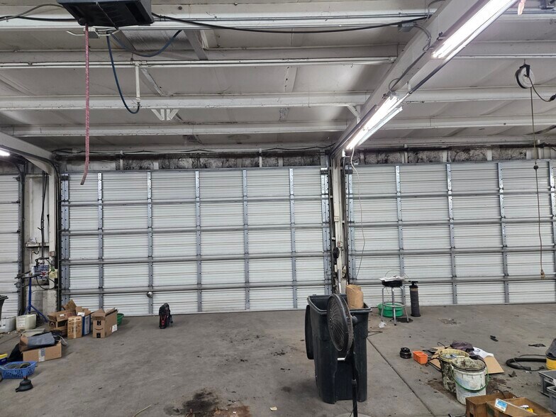 More Photos Of 6844 W Belmont Ave, Glendale Warehouse For Lease