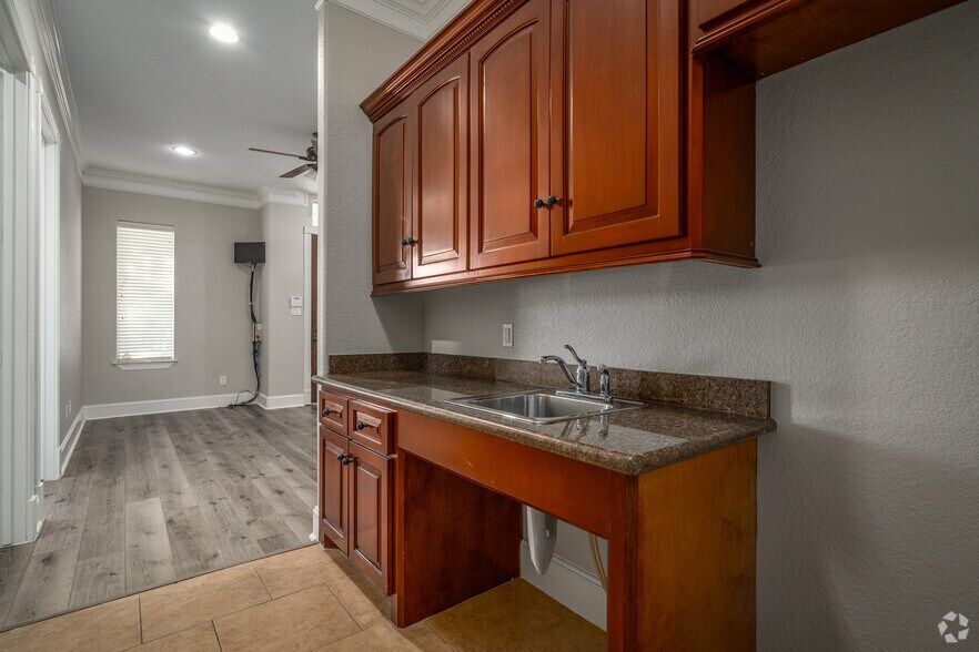 More Photos Of 11601 Spring Cypress Rd, Tomball Office For Sale