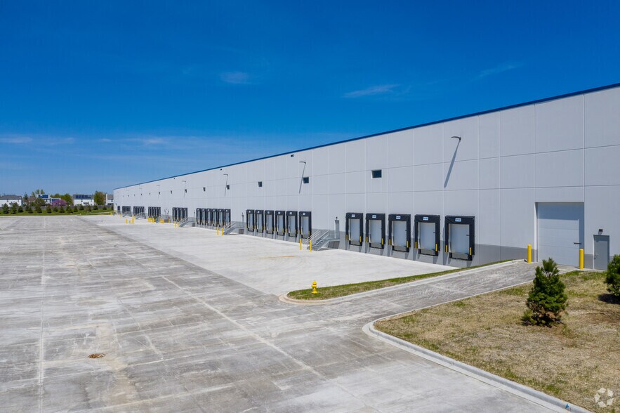 More Photos Of 599 S Schmidt Rd, Bolingbrook Distribution For Lease