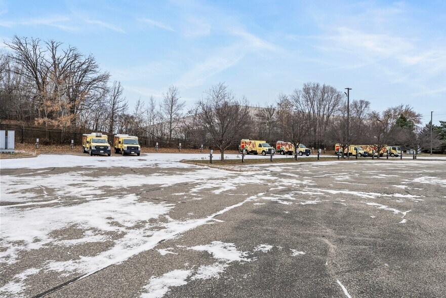 More Photos Of 11180 86th Ave N, Osseo Flex For Lease