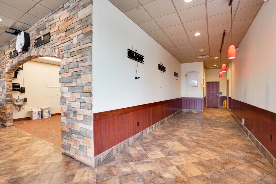 More Photos Of 112 W Maple Ave, Beaver Dam Freestanding For Lease