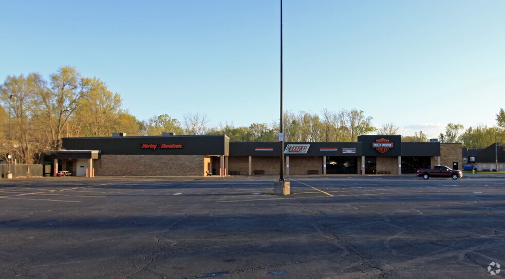 More Photos Of 720 W Bristol St, Elkhart Freestanding For Sale