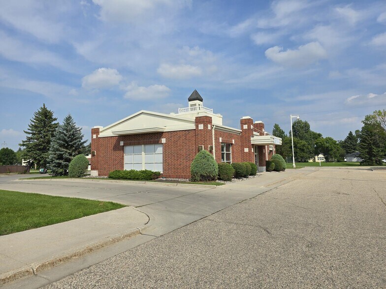 More Photos Of 2755 10th Ave N, Grand Forks Office For Sale
