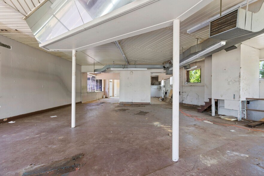 More Photos Of 55 White Ave, East Longmeadow Freestanding For Lease