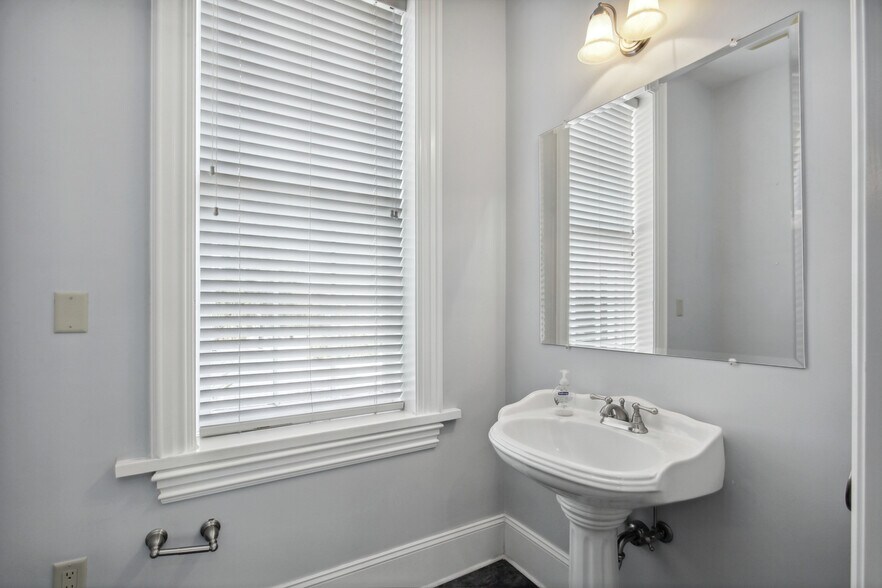 More Photos Of 1719 Abercorn St, Savannah Office Residential For Sale