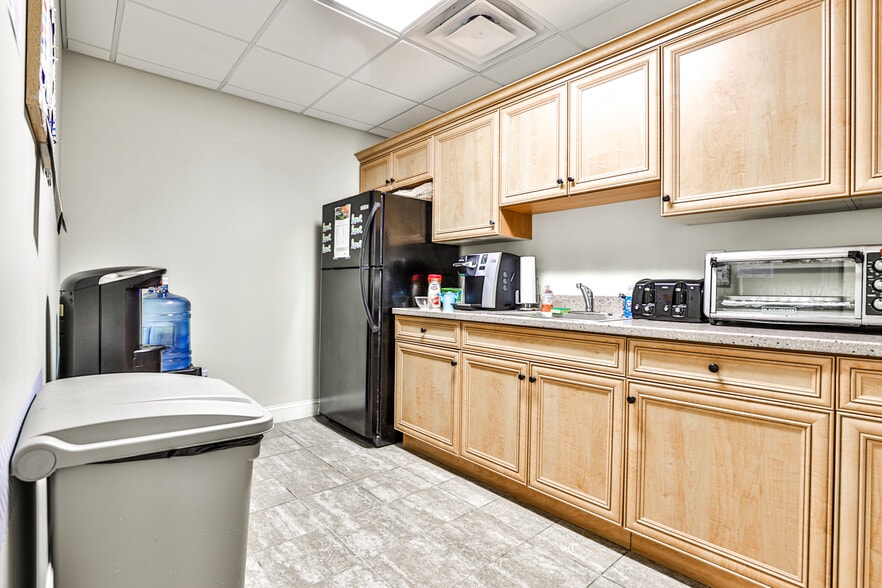 More Photos Of 1905 Woodstock Rd, Roswell Office For Lease