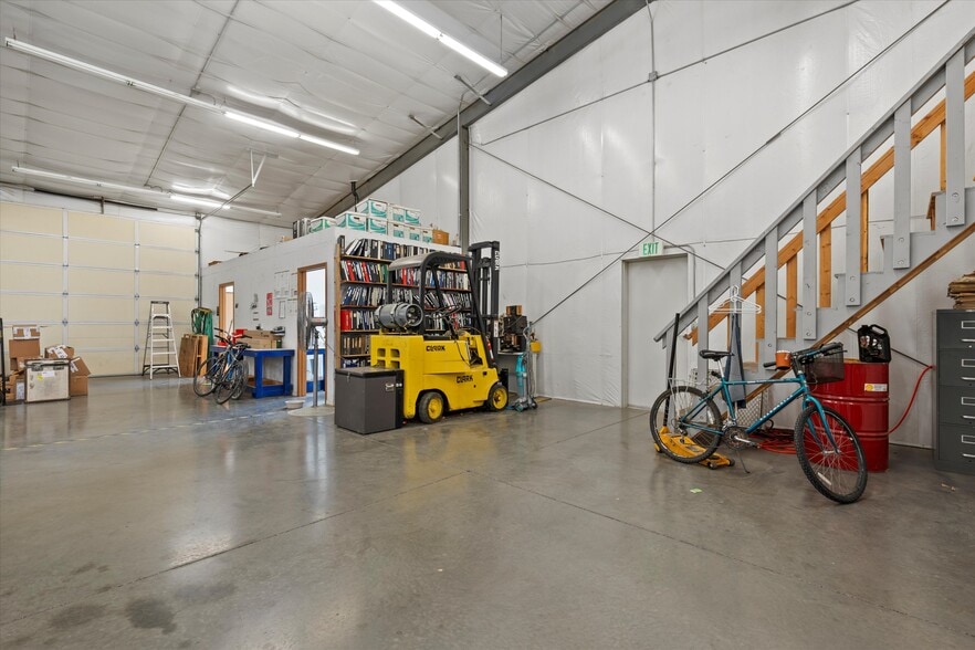 More Photos Of 720 E 3rd Ave, Moses Lake Manufacturing For Sale