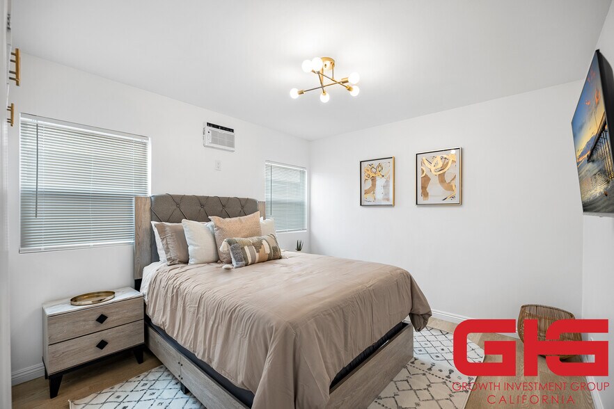 More Photos Of 4214 Montclair St, Los Angeles Apartments For Sale