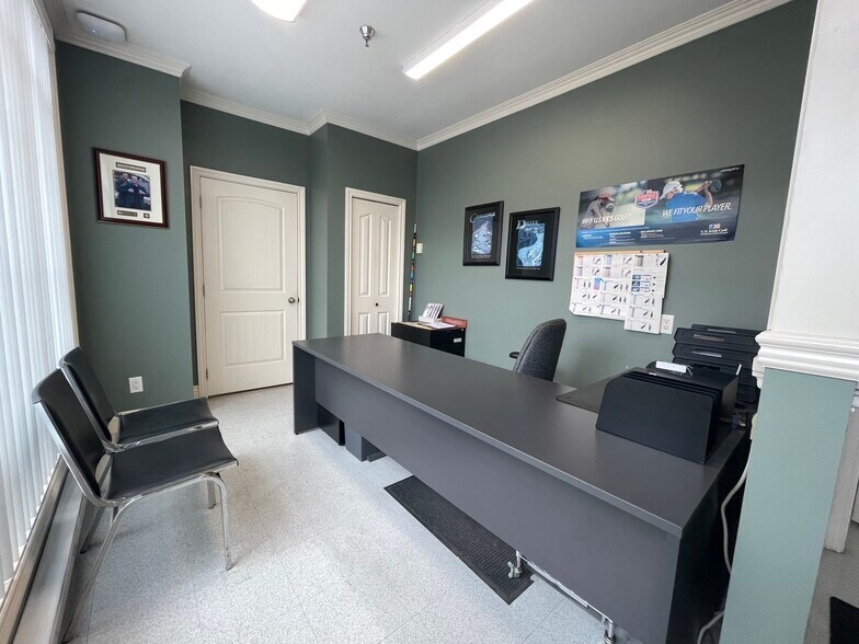 More Photos Of 9466 189th St, Surrey Showroom For Sale