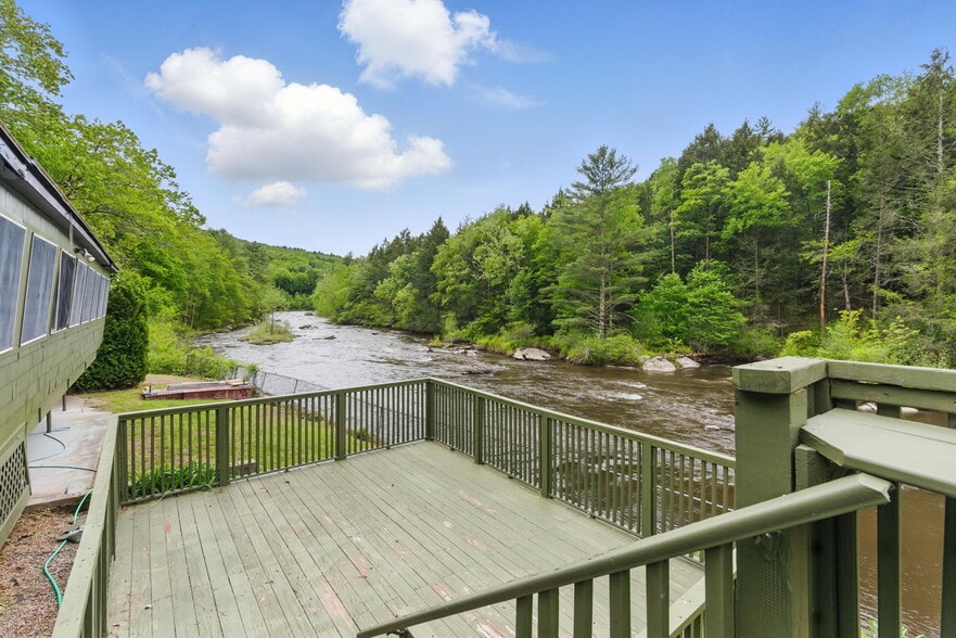 More Photos Of 200 Worthington Rd, Huntington Restaurant For Sale