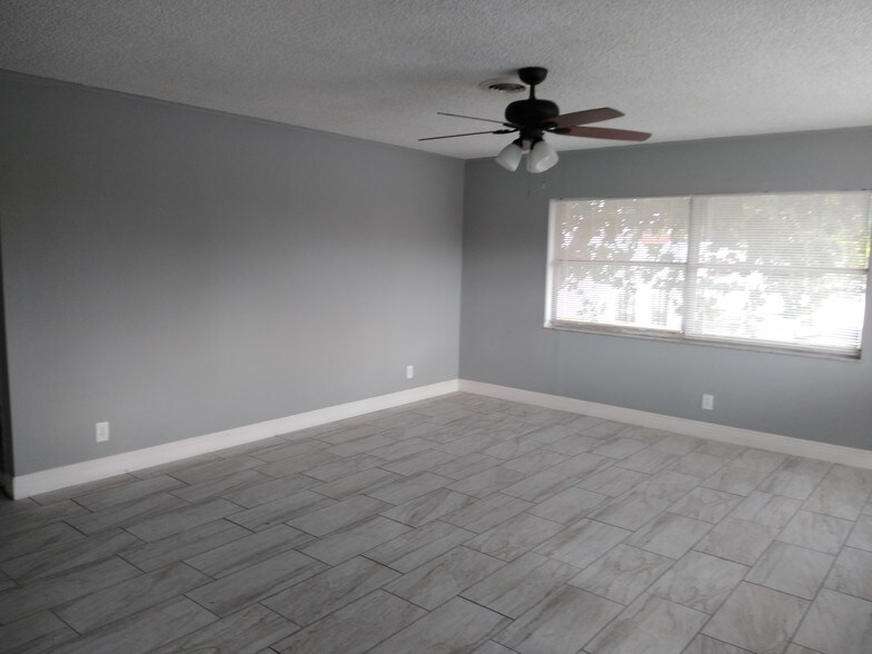 More Photos Of 2041 W Oakland Park Blvd, Oakland Park Storefront Retail Residential For Lease