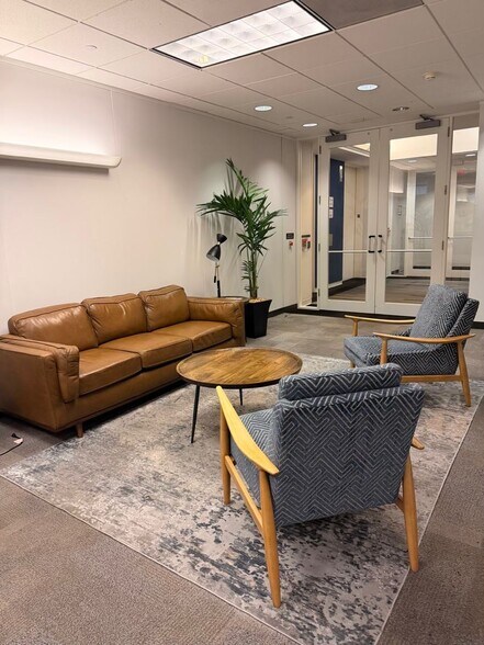 More Photos Of 396 W Greens Rd, Houston Office For Sale