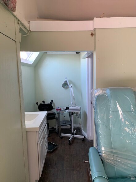More Photos Of 701 E Balboa Blvd, Newport Beach Storefront Retail Residential For Lease