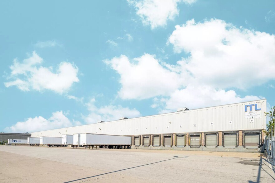 Primary Photo Of 5100 W 70th Pl, Bedford Park Manufacturing For Lease