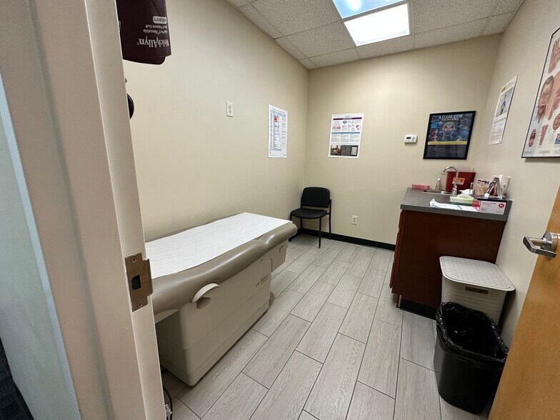 More Photos Of 1740 Oak Tree Rd, Edison Medical For Lease