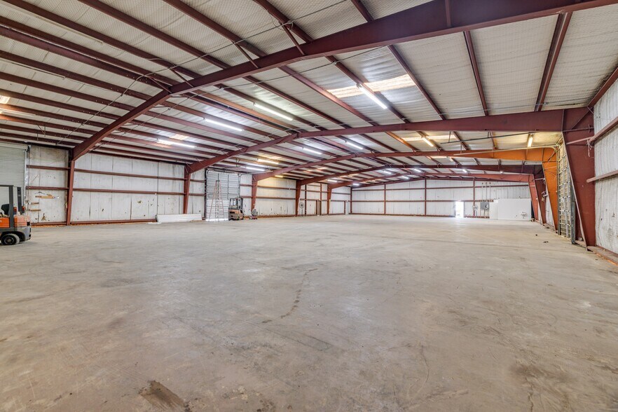 More Photos Of 1933 Winnsboro Rd, Monroe Distribution For Sale