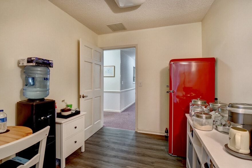 More Photos Of 14 Medical Center Dr SW, Supply Medical For Sale