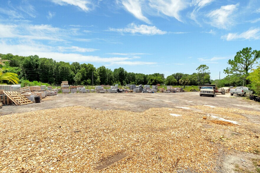 More Photos Of 8440 County Road 48, Yalaha Freestanding For Sale