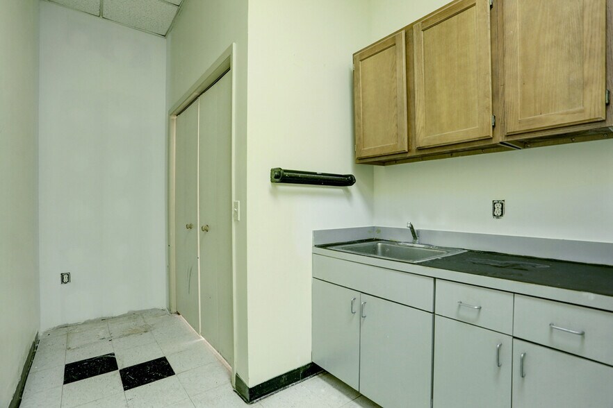 More Photos Of 2310 Settlers Way Blvd, Sugar Land Freestanding For Lease