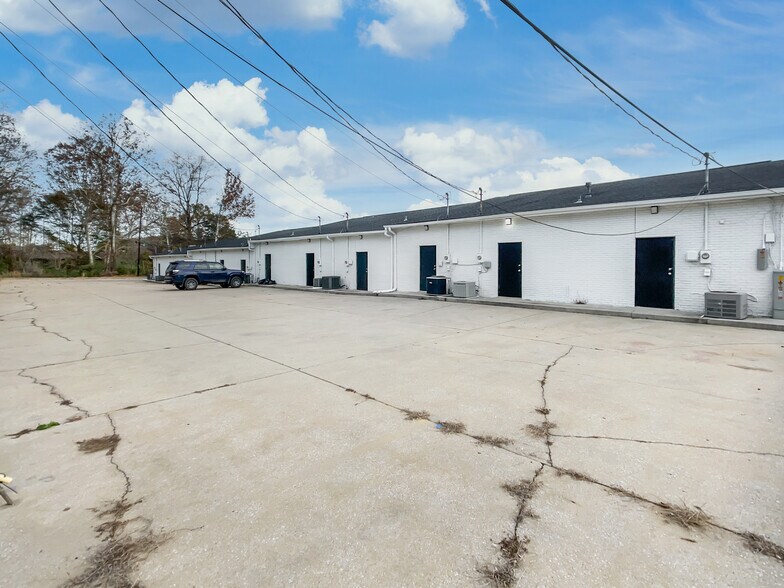 More Photos Of 720-742 McFarland Blvd, Northport Unknown For Lease