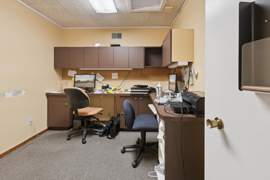 More Photos Of 1003 Mulholland St, Bay City Office For Sale