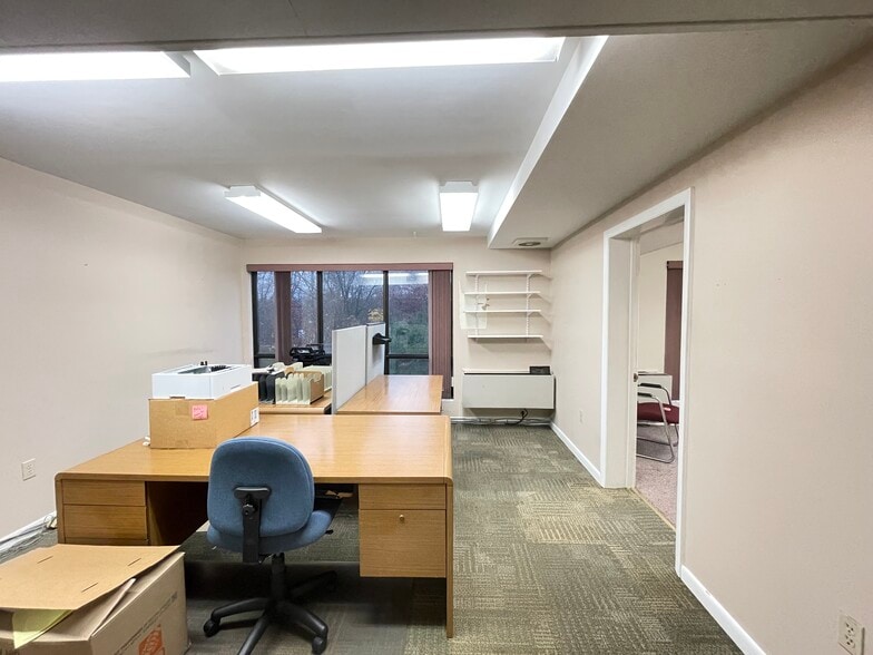 More Photos Of 567 Vauxhall St, Waterford Medical For Sale