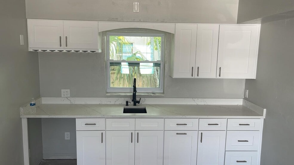 More Photos Of 541 49th St S, Saint Petersburg Showroom For Lease