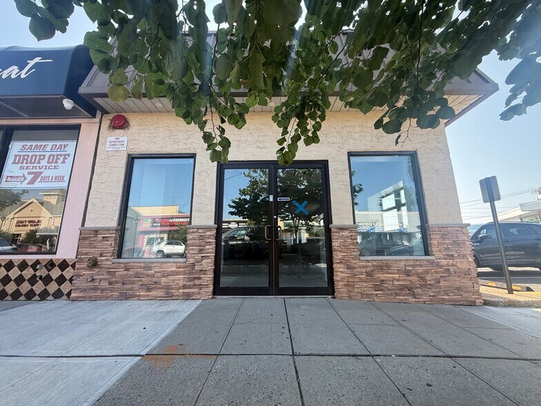 Primary Photo Of 161 Long Beach Rd, Island Park Medical For Lease